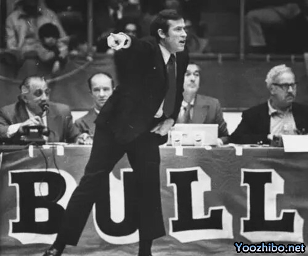 1970-71賽季，迪克-莫塔如何引領芝加哥<a href=/lanqiubs/bulls/ target=_blank class=infotextkey>公牛</a>隊逆襲，攬獲最佳教練殊榮